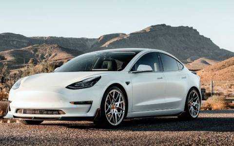 Tesla Model 3: Co trzeba wiedzieć o samochodzie elektrycznym